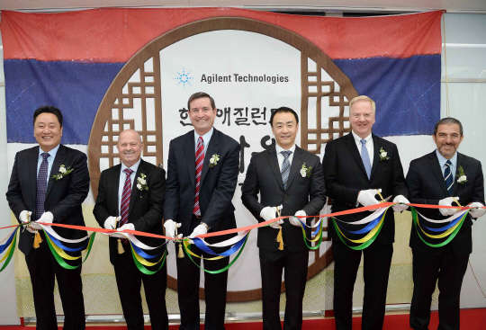 애질런트테크놀로지스가 16일 서울 한남동 한국 사무소 개소식을 개최했다. 오스틴 김 한국애질런트테크놀로지스 대표(왼쪽 네번째), 론 저스티스 글로벌 부사장(다섯번째) 등이 테이프 커팅을 하고 있다. 애질런트테크놀로지스 제공